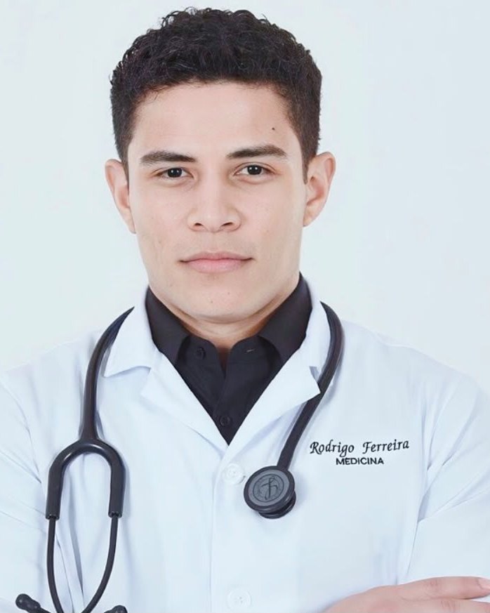 Rodrigo Ferreira con bata y estetoscopio
